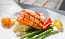 Schweinsschnitzel gebacken mit gemischtem Salat